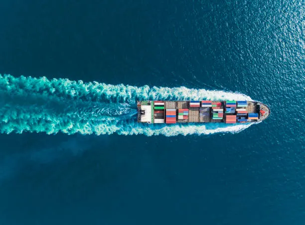 Вартість морських перевезень: пік з 2022 року через мита США