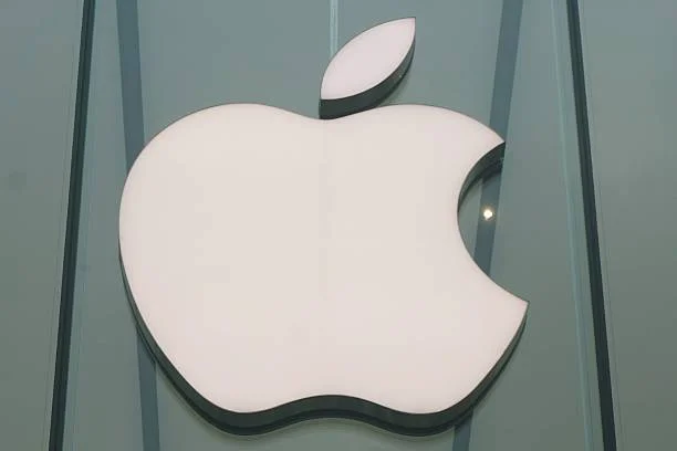 Apple готує перезавантаження лінійки 2027: AI-навушники та гнучкий iPhone