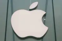 Apple готує перезавантаження лінійки 2027: AI-навушники та гнучкий iPhone