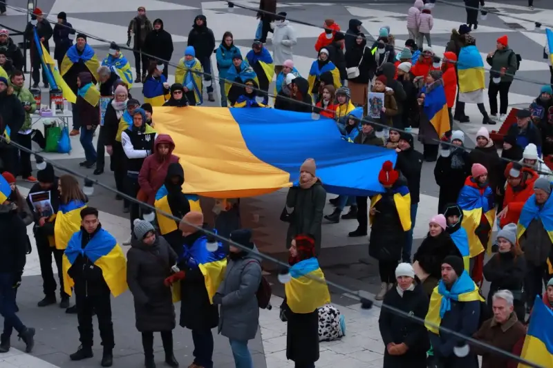 Люди на вулиці Львова під час заходу — ілюстративне зображення до новини