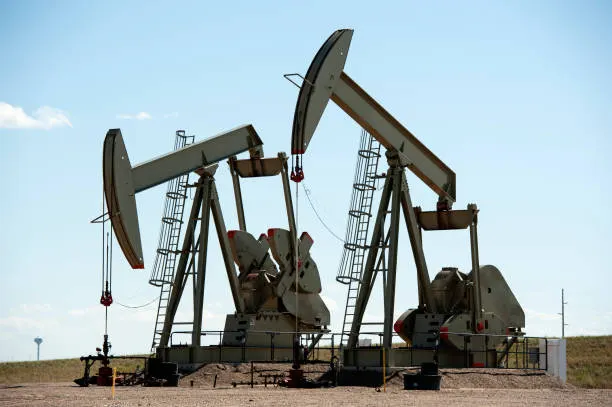 Ціни на нафту: стрімкий стрибок до $98 після ударів США та Ірану