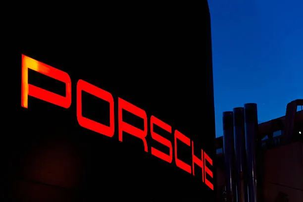 Porsche скоротить 8900 робочих місць до 2035 року: причини та наслідки