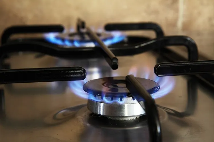 Підвищення тарифів на газ та світло в Україні: що чекати з 2027?