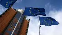 Прапори ЄС біля штаб-квартири Європейської комісії в Брюсселі — ілюстративне зображення до новини