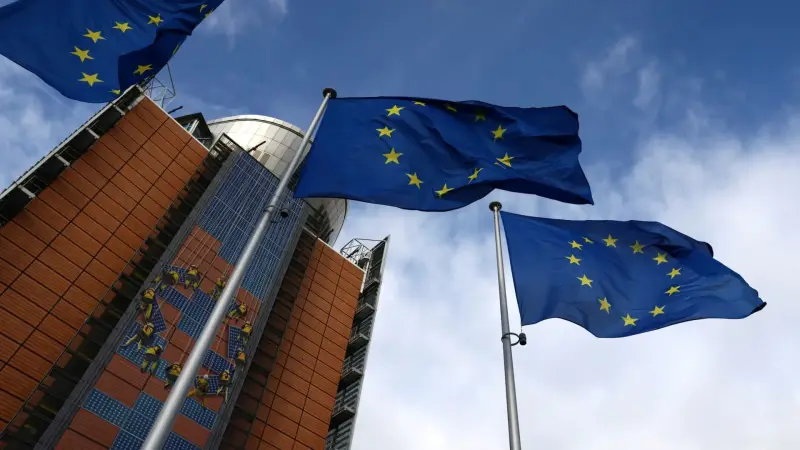 Прапори ЄС біля штаб-квартири Європейської комісії в Брюсселі — ілюстративне зображення до новини