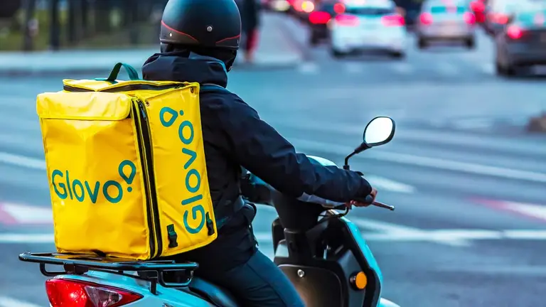 Дефіцит кур'єрів Glovo: 20% замовлень необроблені та податкові рішення
