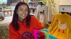 Alice Brown з фетровими тваринами на одязі, що закривають дірки — ілюстративне зображення до новини