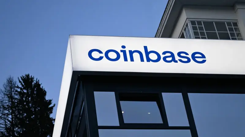 Вивіска логотипу Coinbase на Всесвітньому економічному форумі в Давосі — ілюстративне зображення до новини