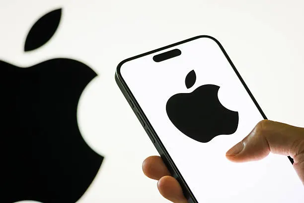 Apple презентує складаний iPhone та оновлену Siri з AI від Google