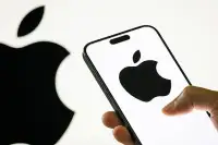 Apple презентує складаний iPhone та оновлену Siri з AI від Google