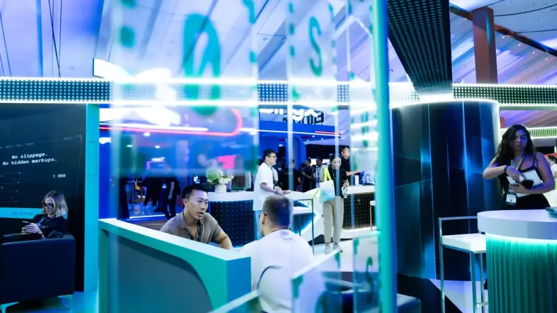 Відвідувачі конференції TOKEN2049 у Сінгапурі — ілюстративне зображення до новини