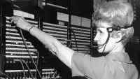 Телефонна оператор за комутатором у 1974 році — ілюстративне зображення до новини