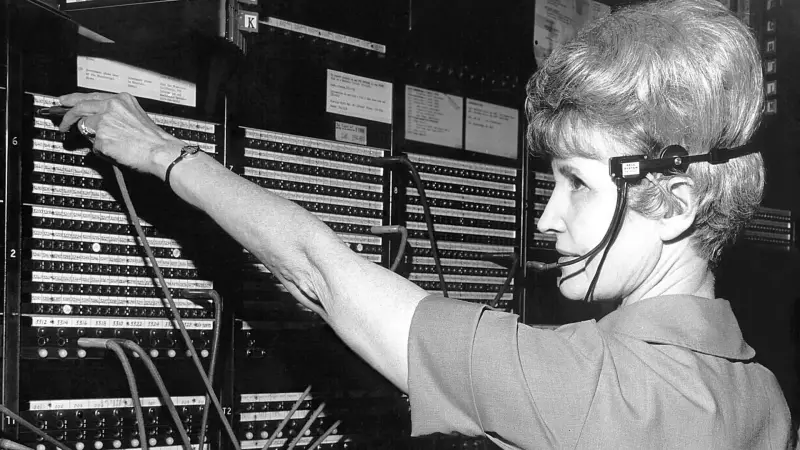 Телефонна оператор за комутатором у 1974 році — ілюстративне зображення до новини
