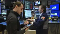 Трейдери на торговельному майданчику Нью-Йоркської фондової біржі — ілюстративне зображення до новини