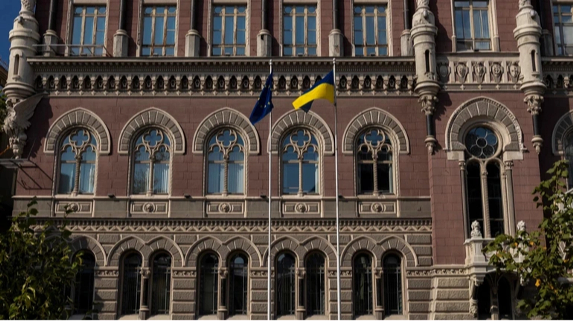 НБУ оштрафував 21 фінустанову у липні: Райффайзен серед них