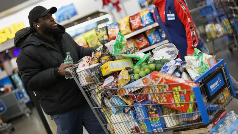 Покупець із візком продуктів у супермаркеті Walmart — ілюстративне зображення до новини