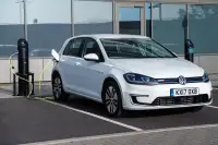 Volkswagen і Stellantis змінюють стратегію на ринку електромобілів через конкуренцію КНР