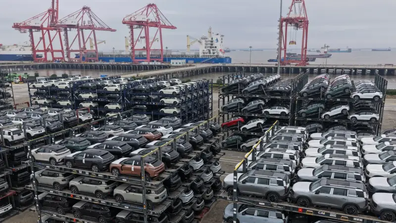 Китайські автомобілі на спеціальних стелажах перед завантаженням на кораблі в порту Тайцан — ілюстративне фото