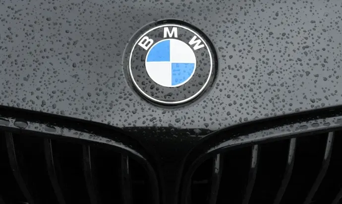 BMW: Продажі в Китаї впали на 30%, прогноз 2026 знижено