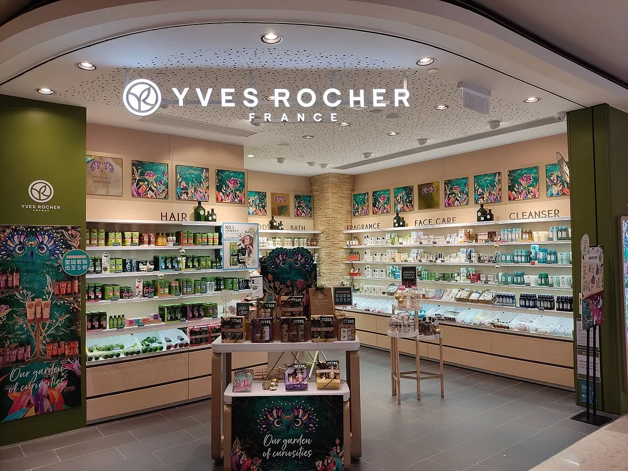 Yves Rocher: Атака РФ пошкодила склад в Україні, онлайн-замовлення зупинено