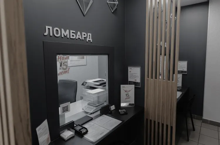 Росіяни масово здають золото в ломбарди через фінансові труднощі у 2026