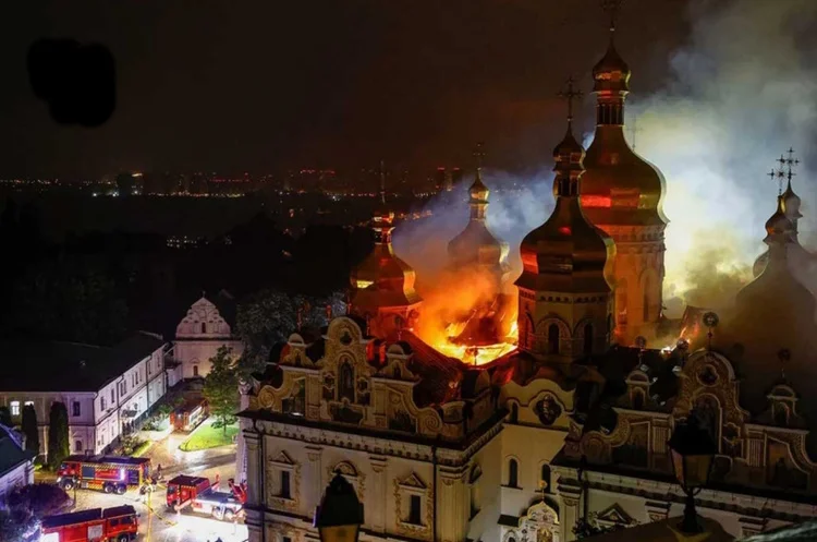 ПриватБанк запустив благодійний збір на відновлення Лаври, виділив 2 млн грн